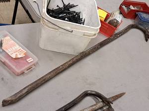 lot 371 image: Lot of (1) Pry Bar