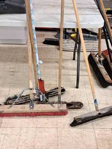 lot 384 image: Lot of (5) Assorted Push Brooms and a Custom Wire Brush