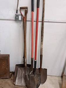 lot 387 image: Assorted Shovels - (3) Spades and (2) Flat Shovels