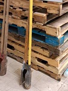 lot 396 image: Post Hole Digger