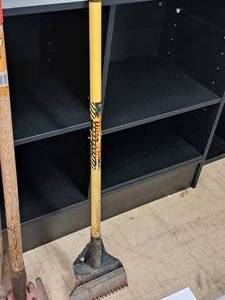 lot 417 image: Lot of (1) Roofing Tear Off Shovel