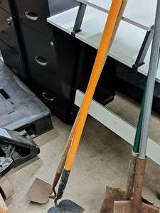 lot 402 image: Lot of (2) Gardening Hoes