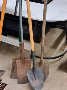 lot 403 image: Assorted Shovels - (2) Flat Shovels, (2) Spades
