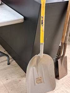 lot 414 image: Scoop Shovel