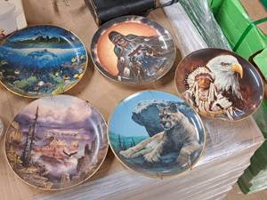 lot 459 image: Lot of (5) Wildlife theme Collectors Plates