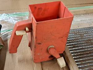 lot 463 image: Ortho Whirlybird Hand SeedFertilizer Spreader