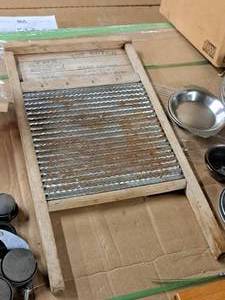 lot 466 image: Vintage Wood Clothes Wash Board