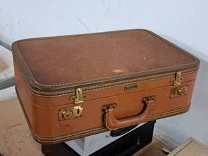 lot 473 image: Oshkosh Suitcase