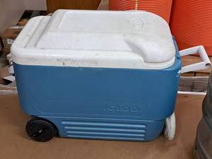 lot 480 image: Igloo Rolling Chest Cooler