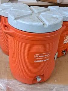 lot 481 image: Rubbermaid Drink Cooler
