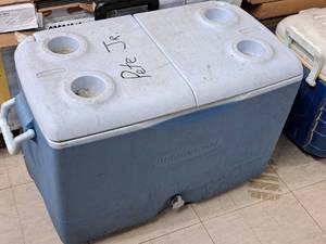 lot 486 image: Rubbermaid Rolling Chest Cooler