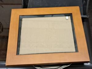 lot 501 image: Picture Frame with Glass