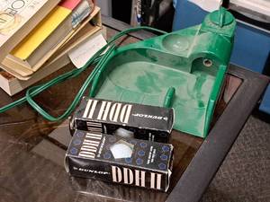 lot 520 image: Golf Putting Machine with (2) Boxes of Dunlop Golf Balls