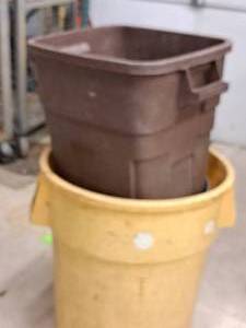 lot 524 image: Lot of (3) Assorted Trash Cans