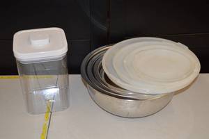 lot 8 image: Metal Mixing Bowl Set with Lids, Vacuum Sealable Container