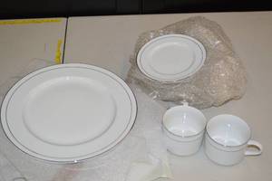 lot 43 image: Elite Gibson Fine China Dining Set Service for Twelve - Tub Not Included