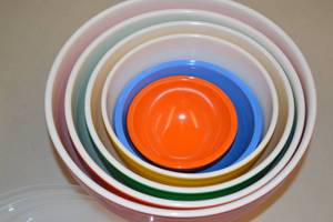 lot 44 image: Mixing Bowl Set of 6 Bowls, Lids Included