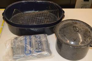 lot 53 image: 2ct Turkey Pans  Pot  AC Seasonal Cover