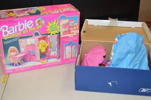 lot 76 image: 2ct Barbie Playset Glamour on the Go  Pool - CL