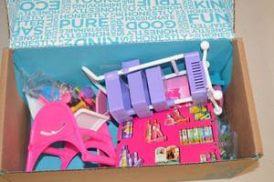 lot 83 image: Barbie Beauty Shop  Miscellaneous Accessories - CL