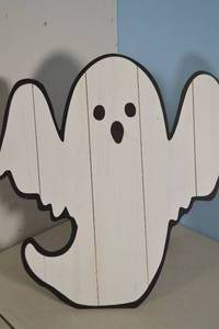 lot 100 image: Decorative Wooden Ghost Porch Sign - HYDE & EEK Target Halloween Collection