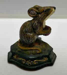 lot 14 image: Vintage Miniature Cast Iron Mouse Doorstop 3 58T x 3 58W x 4 12D