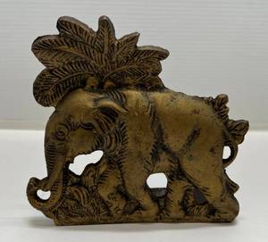 lot 16 image: Vintage Cast Iron Elephant Doorstop 7 38T x 7 34W x 2 12D