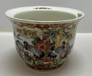 lot 20 image: 1950s Hand-Painted Chinoiserie Planter With Crane Theme 6 12 W x 5T