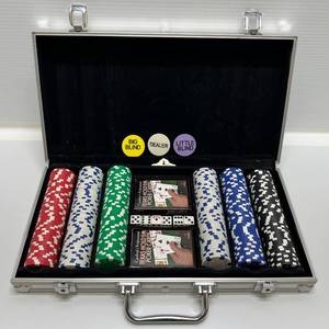 lot 32 image: Case Of Poker Playing Chips