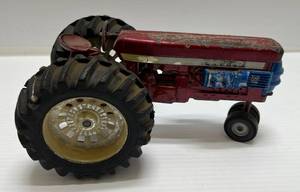 lot 108 image: Vintage Ertl Farmall 560 Flyn Farmall Pulling Tractor (Needs Restoration) Steering Wheel