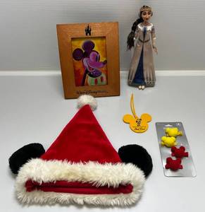 lot 123 image: Misc. Disney Items