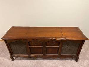 lot 40 image: Beautiful Wood Record Player Counsel BOSE 301 Series 2 included