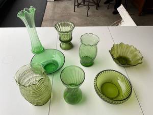 lot 50 image: Green Glassware