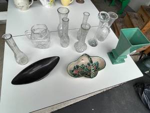 lot 52 image: Red Wind and Haeger Pottery Pieces w Basket From Italy