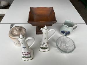 lot 54 image: VTG Kaukauna Klub Crock w Wire Ball Locking Lid & Misc Items Lot