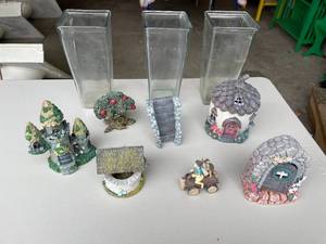 lot 67 image: Aquarium Figurines & Vases