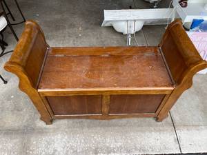 lot 72 image: One Wooden Storage Bench & One Blue and Pink End TableMagazine Holder