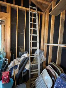 lot 83 image: Aluminum Extension Ladder