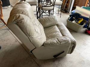 lot 88 image: Tan Benchcraft Recliner - tears and rips in leather