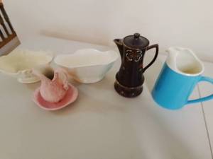 lot 17 image: Pitchers and Gravy Boats Lot