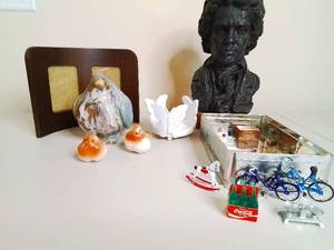lot 18 image: Home Decor w Miniatures