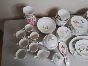 lot 22 image: Lenox Butterfly Meadow Incomplete China Set Lot