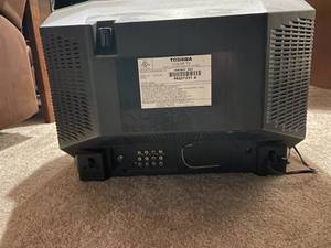 lot 90 image: Toshiba 2003 Color TV - working condition - 20 VISUAL SIZE