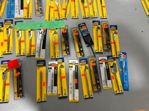 lot 8 image: TABLE FULL OF IRWIN, DEWALT, & CENTURY SPADE N SPEED BOR BITS $175 RETAIL VALUE