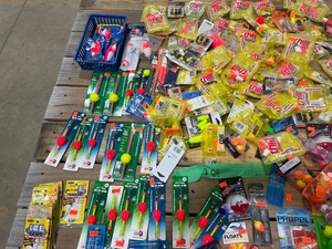 lot 209 image: TABLE FULL OF FLOATS & BOBBERS