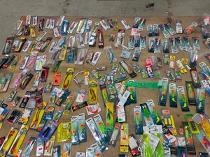 lot 210 image: TABLE FULL OF FISHING LURES