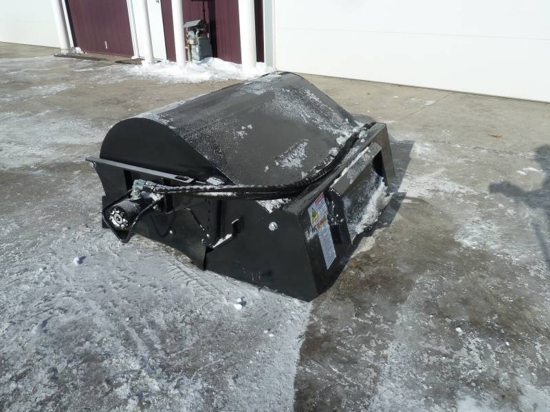 lot 66 image: Wolverine Dingo Box Broom