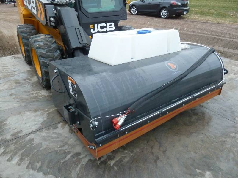 lot 4 image: Wolverine Box Broom WWet Kit