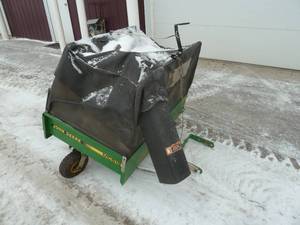 lot 20 image: John Deere Grass Cart # 519