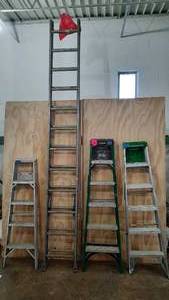 lot 165 image: (3) 6 foot step-ladders and (1) 12 foot extension ladder.